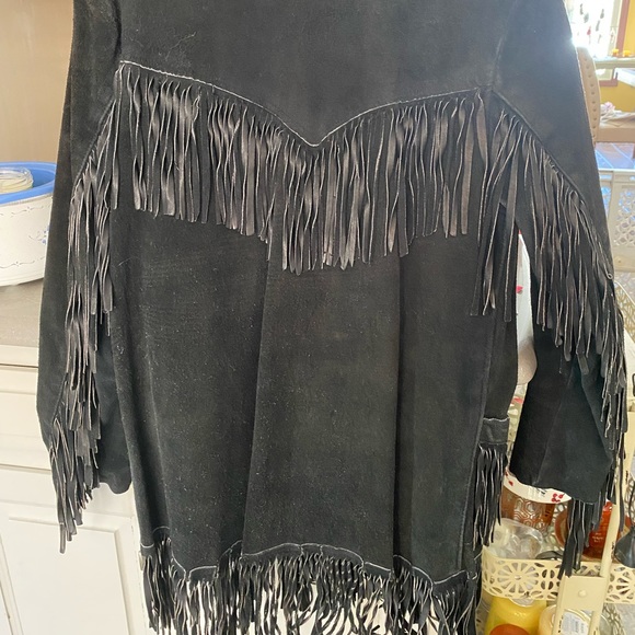 Fringed Brown suede jacket. Size M (best guess). EUC. Vintage from the 70s. - Picture 2 of 6